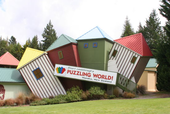 Hier im Puzzling World hat es ein Labyrinth wo man fast 1 Stunde braucht um an die 4 Ecktuerme zu kommen (hier auf dem Bild nicht sichtbar) und man am Schluss den Ausgang wieder finden muss, dafuer braucht man bis zu 1 Stunde, Maite hat es geschafft, Claudio hat aufgegeben.