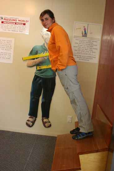 Maite steht hier gerade aber da der Boden schief ist sieht es so aus als ob sie auch schief steht.