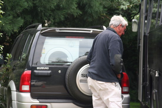 Dieser Herr reist mit seiner Familie  mit seiner Waschmaschine, neben dem Auto steht der Camper, der auch dazugehoert. Vermutlich hatte es dort keinen Platz mehr fuer die Waschmaschine..