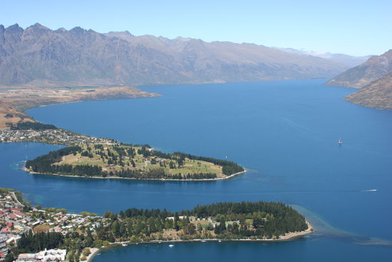 Diese herrliche Sicht hat man wenn man mit dem Gondeli von Queenstown hochfaehrt.