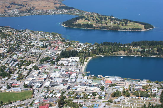 Blick auf Queenstown, hier kann man Bungeejumping, Riverrafting, Paragliding, Fallschirmspringen und sonst alle moeglichen Sportarten betreiben, die den Adrenalinspiegel in die Hoehe schiessen lassen. Wir haben uns lediglich ausgeruht hier und das schoene Wetter genossen.