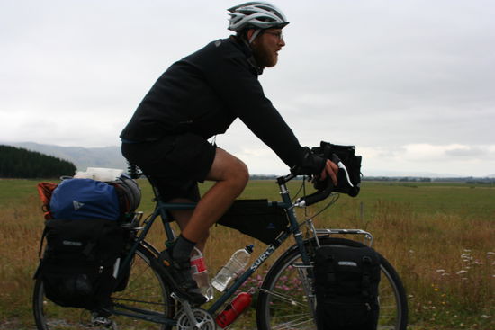 Diesen Velofahrer habenwir unterwegs getroffen, es hat viele, die Neuseeland per Velo bereisen.