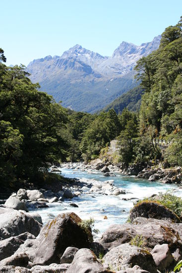 Diese schoene Landschaft befindet sich auf der Strecke von Te Anau zum Milford Sound, eine der schoensten Strassen der Welt.