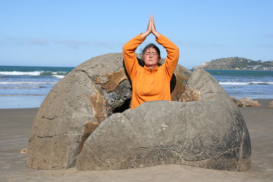 Maite am "meditieren" in einem "Boulder von Moetaki"