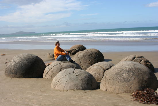 Man weiss nicht genau woher sie kommen diese runden Steine, die man Boulders von Moetaki nennt, sie sind mehrere Millionen Jahre alt.