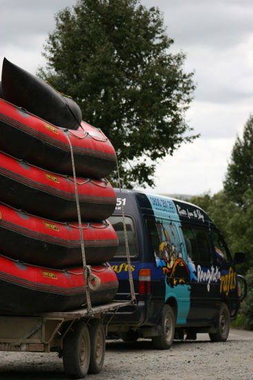 Unsere Raftingboote werden zum Fluss gebracht.