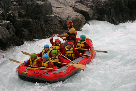 Maite in Action (sie haelt die Hand in die Hoehe)