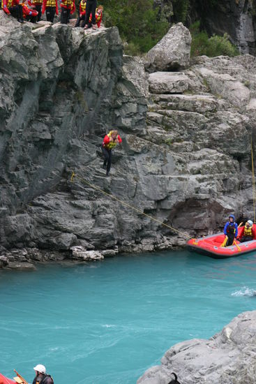 Von diesem Felsen konnte man freiwillig springen (10 Meter) Hier seht ihr Claudio am springen.