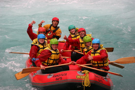 Hinten rechts ist Claudio (hebt gerade den Arm hoch und lacht) Auf der linken Seite neben Claudio mit dem blauen Helm ist Maite.
