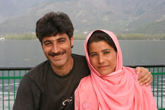 Das sind Faroz und Mabuba unsere Gastfamilie wahrend 6 Tagen auf dem ganz simplen Hausboot Young Ambassador auf dem Lake Dal in Srinagar