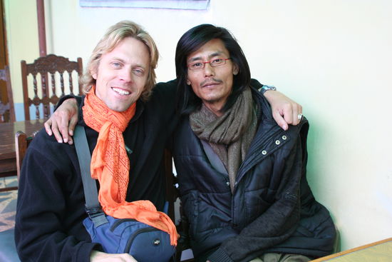 Das ist Peyma aus Tibet, hier sind wir noch muede nach 25 stuendiger Reise aus Dharamsala (Exil des Dalai Lama)