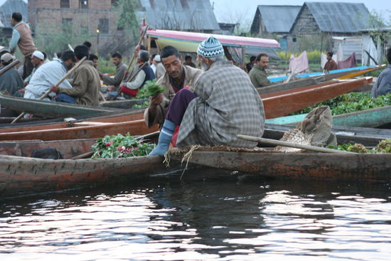 Gemuesemarkt am fruehen Morgen auf dem Lake Dal