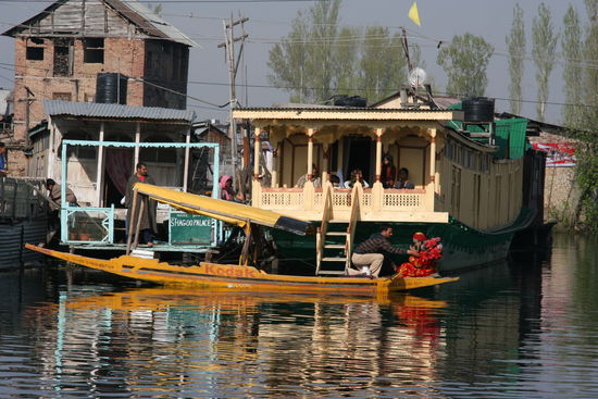 Hier ein Hausboot und davor eine Shikara (eine Art Gondel)
