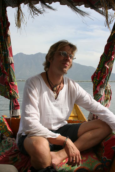 Hier sind wir auf einem Ausflug mit einer Shikara und unserer Familie auf dem Lake Dal. Es ist "Good Friday" ein Festtag der einmal pro Jahr stattfindet und hunderte von Shikaras unterwegs sind wenn nicht sogar ueber Tausend
