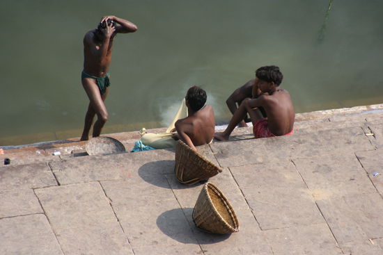 Inder, die am frühen Morgen ihre heiligen Waschungen vornehmen am Gangesfluss in Varanasi