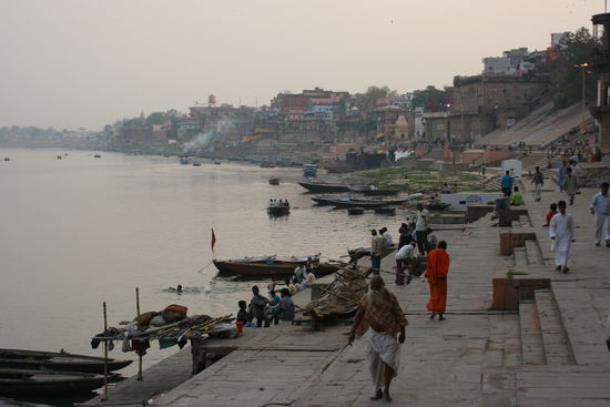 Blick auf die "Ghats" in Varanasi am heiligsten Fluss von Indien, dem Ganges