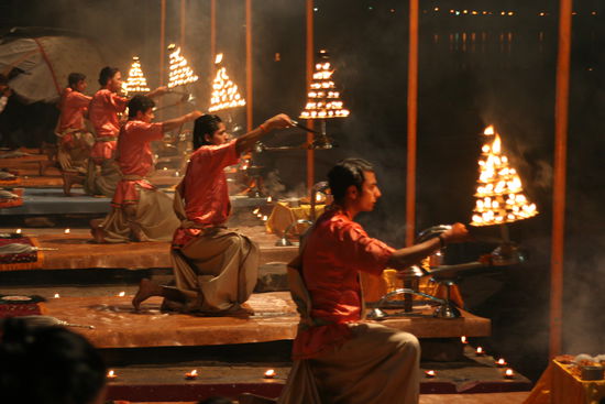 allabendliche religiöse Zeremonie am Ganges.