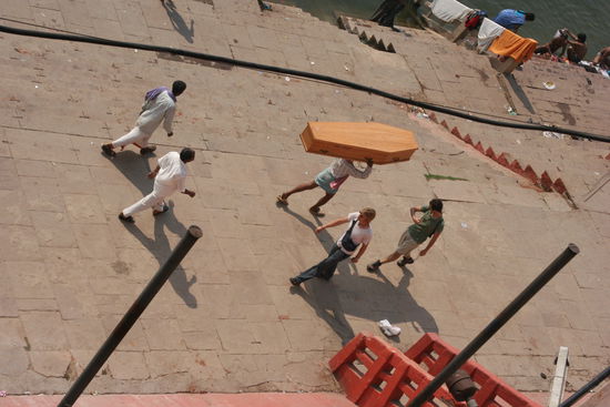 Da wird gerade ein Toter tranportiert,daneben laufen Claudio (Autor) und Toni aus Barcelona