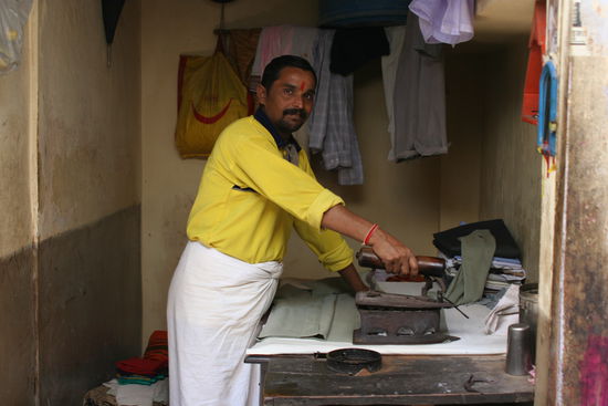 Habt Ihr schon mal so ein rustikales Bügeleisen gesehen, das gibt es noch in Indien !