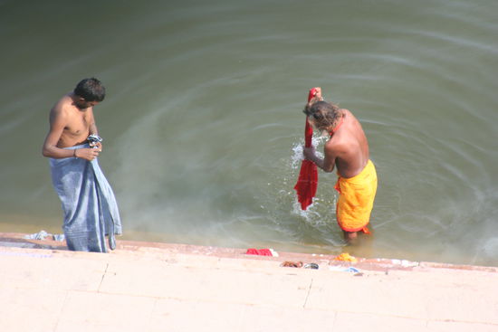 Auch die Kleider werden gewaschen am Fluss.