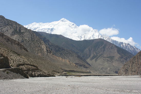 An unserem 1. Tag sind wir durch diese Steinlandschaft gewandert und im Hintergrund sieht man die Schneeberge
