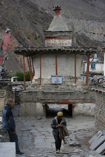 Eingangstor vom Dorf Kagbeni. Wer unter diesem Tor durchläuft, denn erwartet langes Leben, Glück und gutes Karma heisst es auf einer Tafel.