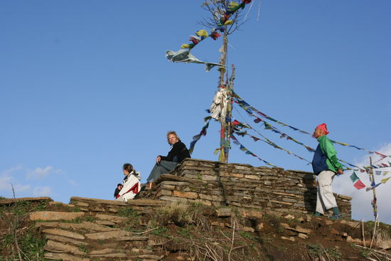 Hier sind wir auf dem Weg nach Deurali. Von diesem Punkt aus hat man eine wunderschöne Aussicht auf die Berge