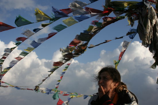 Maite unter den Gebetsfahnen