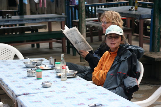 Hier sind wir in Deurali und stärken uns von der anstrengenden Wanderung