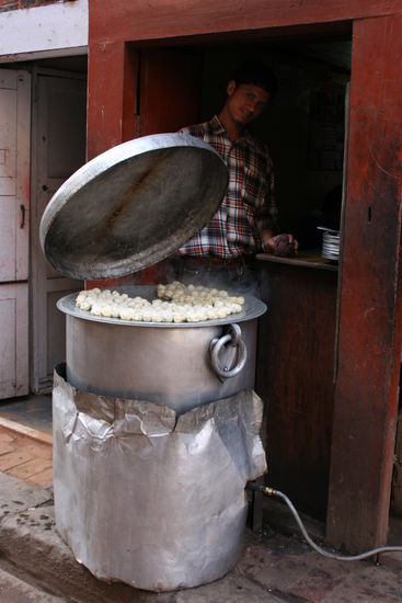 Strassenverkäufer in Kathmandu. Hier gibt was zu essen !