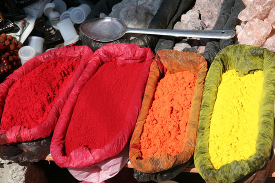 Farbpigmente auf dem Strassenmarkt in Pokhara