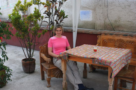 Maite auf der Dachterasse vor unserem Bungalow in der Pension "Yellowhouse" in Antigua