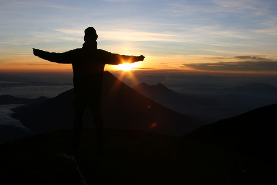 Hier auf knapp 4000m geniesst Claudio das herrliche Panorama früh morgens.