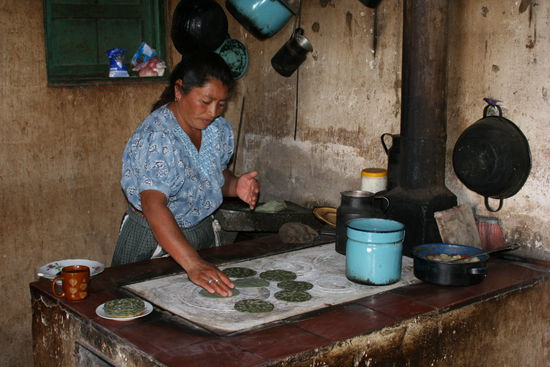 Die Frau von unserem Guide Eusebio macht Tortillas in Ihrer Küche.