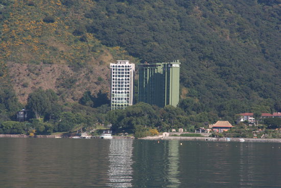 Dieser Schandfleck wurde an einem der schönsten Seen der Welt in Panachajel am Lago Attitlan gebaut