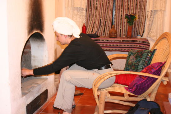 Maite macht ein Feuer in unserem Zimmer in der Pension in Chichicastenango, da es am Abend sehr kalt war.