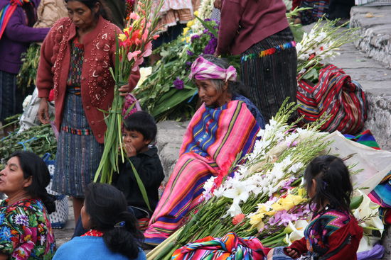 Markt von Chichi, Frauen verkaufen Blumen auf den Treppenstufen der Kirche.
