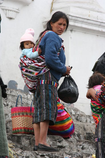 Guatemaltekin mit Baby vor der Kirche Santo Tomas.