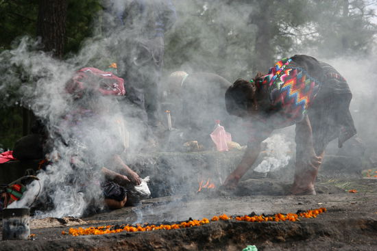 Religiöses Ritual auf dem Hügel von Pascual Abaj
