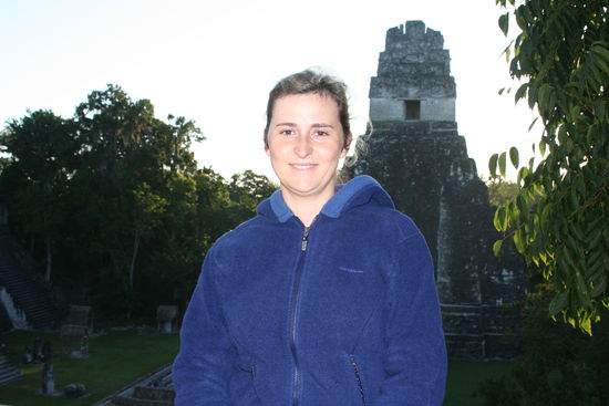 Maite vor der Ruine eines Mayatempels in Tikal