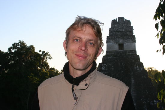 Claudio vor dem Mayatempel in Tikal