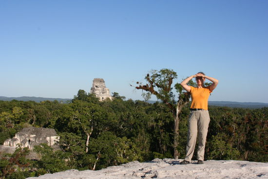 Maite geniesst die Aussicht über den Dschungel oben auf einem Tempel