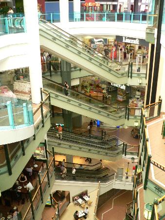 Im Innern der Queenstreet Mall. An diesem Beispiel sieht man, dass sich die Amerikanisierung auch in Australien breit macht.