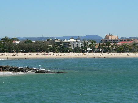 Noosa's Strand mit den angrenzenden Appartements, Hotels und Villen