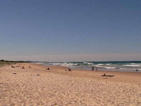 Gegen abend trieb es nur noch einzelne Surfer an den Strand von Coolum