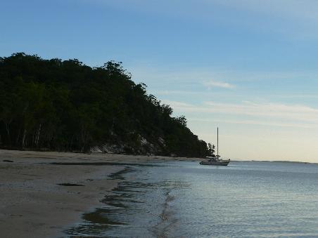 Der Strand am King Fisher Bay Resort in den Abendstunden, kurz vor...