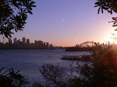 Hier der Blick auf die komplette Skyline von Sydney, getaucht in die Farben eines wunderschönen Sonnenuntergangs...