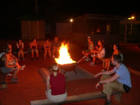 Der erste Abend in unserem Camp - gemütliche Stimmung und viele lustige Versuche ein paar gescheite(rte) Töne mit dem Digeridoo zu produzieren