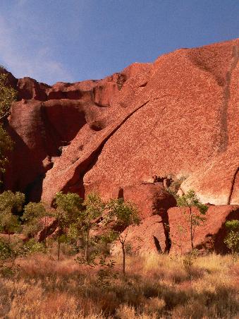 Wieder am Fuße des Uluru angekommen, schauten wir ihn uns auch mal im Detail an...
