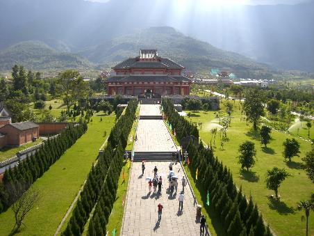 anläßlich der Rückgabe von Macau erbauter Tempel in Dali